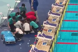 揪心！全运游泳赛场出现突发事件，辽宁小将赛后体力透支现场晕厥图片