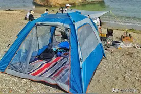 这才是大连人的海滩，烧烤露营停车没人敢收费，关键水清人少图片