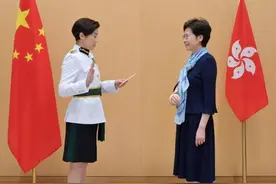 港首位女海关关长国徽下宣誓就职：致力维护国安及反恐｜香港一日图片