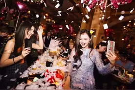 在酒吧喝更多更暧昧原因是这些图片