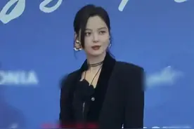 35岁辛芷蕾穿149元丝袜出席活动，气质性感高级，被指美过杨幂图片