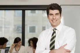 职场上，晋升之路就是在爬梯子，要学会让别人给你梯子往上爬图片