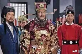 小时候村里有了第一台电视时全村老小都跑去看，当时放什么电视剧图片