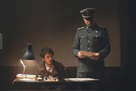 平民到魔鬼的距离只需一场战争《波斯语课》纳粹集中营的爱恨情仇图片