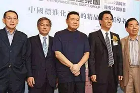 他20岁当董事长，被称为重庆李嘉诚，却抛售百亿资产跑路，为啥图片