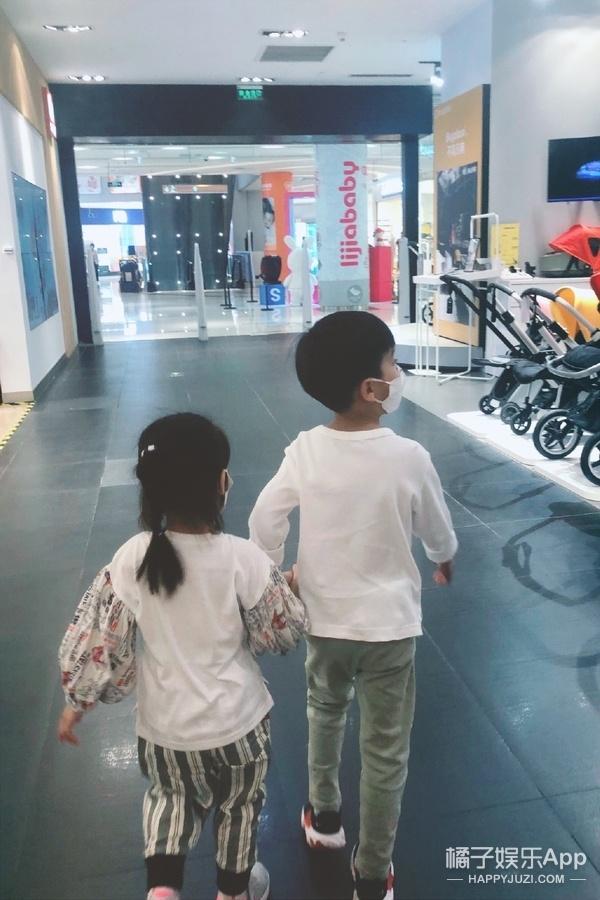 还记得《雪花女神龙》里的欧阳明日吗？他现在长这样