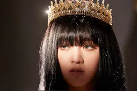 米妮Minnie杂志拍摄花絮图，暗黑风格质感，超酷眼神神秘又美丽图片