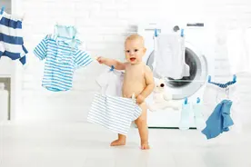 夏天给孩子洗衣服，这些事要注意图片