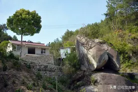 古稀老人住山村楼房，房前屋后“摆”巨石，美若仙境图片