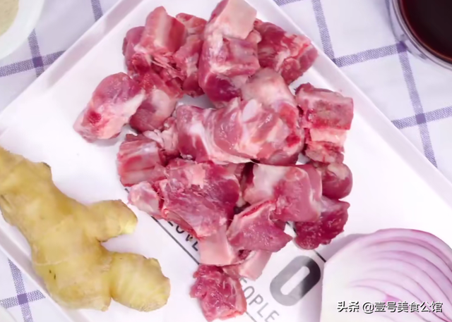 居家分享红酒焖排骨的简单做法，醇香味美又营养，解馋的家常美食