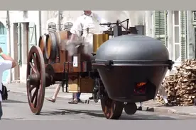 听过不一定见过！街头惊现百年前烧锅炉的蒸汽车，让人大开眼界图片