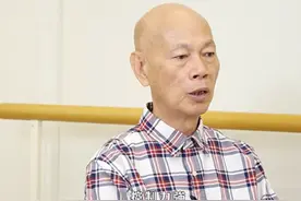 74岁罗家英曝汪明荃控制欲强，遗憾一生无子，晚年病痛多经历坎坷图片