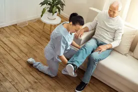 我为瘫痪的公公擦洗身子，大姑子在外传，我为了钱脸也不要了图片