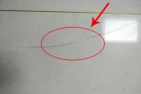 瓷砖上留下划痕怎么办？不用换新砖，老师傅教你一招，轻松修复图片