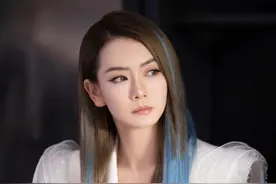 戚薇真是时尚教主，西装拼接网纱袖凸显甜酷风，隐形漂染更吸睛图片