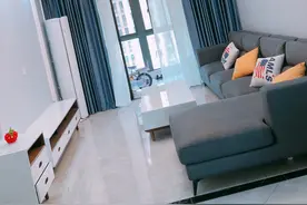 打扫干净准备通风去甲醛，窗帘还是纯色好看，厨房蓝色柜最为漂亮图片