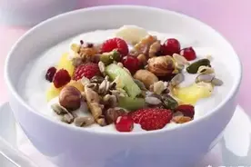 坚果+酸奶是不错的零食，一分钟教给您该怎么吃图片