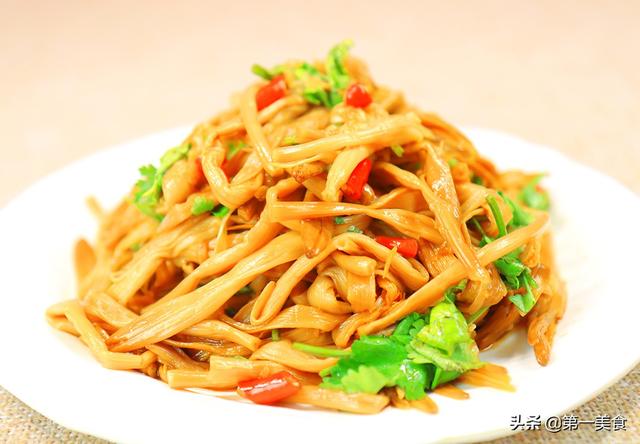 凉拌黄花菜好吃的做法介绍（黄花菜不要再做汤了）
