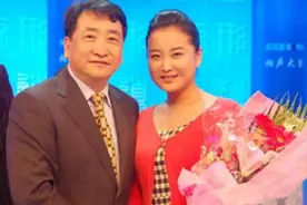 冯巩之外，他是贾玲最容易被忽略的贵人，两人长相酷似父女图片