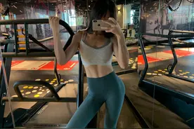 内蒙古小姐姐“软爷”，酷爱撸铁，拥有马甲线+大长腿的超模身材图片