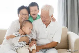 57岁大伯倾述：自从亲家母来家里带孙子后，一种煎熬就开始折磨我图片