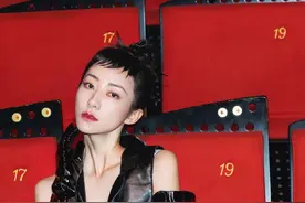 韩雪晒照秀美肩、新作烈焰红唇出演女检察官，令粉丝惊艳图片
