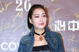 孟广美53岁仍火辣！穿超短上衣配亮片内搭，3D身材太有料图片