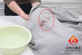 床单上有干血渍不用愁了，教你个简单方法，新旧血渍都能轻松去除图片