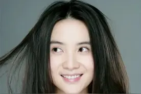 40岁宋佳与男友同框，深夜醉酒当街亲昵搂抱，形影不离似连体婴图片