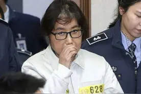 李明博被判监禁17年，崔顺实再次上诉，来看看押解她的女警的警衔图片