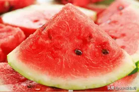 水果店家为何喜欢把西瓜切一半卖？背后四大原因不简单图片