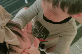 余文乐妻子晒近照，兄妹俩互动好有爱，小女儿正脸曝光尽显可爱图片