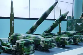 中国4枚导弹齐发：射程4000公里，可击沉两艘10万吨航母图片