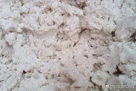 发酵豆渣喂鸡实战操作技术，降低成本鸡健康，鸡场无臭味鸡肉美图片