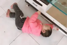 娃当众撒泼打滚，妈妈淡定玩手机：聪明的父母，懂得抓住教养机会图片