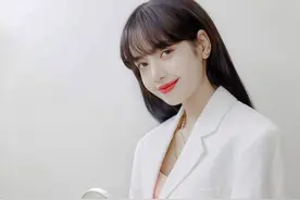 白色系的Lisa依旧精致如常图片