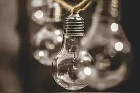 灯泡为什么吞得进去，拔不出来？| 趣问万物图片