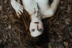 一名女性摄影师从女性化的角度来创作影女人体摄影艺术图片