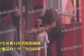 唐嫣与父亲现身接女儿，小小糖打扮粉嫩超呆萌，1岁多就上托儿所图片