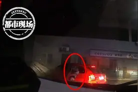 不要命了？车辆正在行驶中，一女子突然开门从后座跳下图片