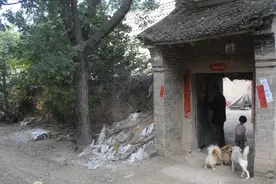 儿子把家里的宝贝孙子送回农村避暑，老爷子乐开了花，啥情况图片