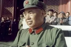 许世友将军受到牵连被抓进大牢，他的妻子却无情的提出离婚图片