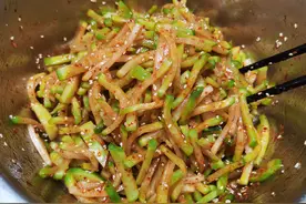 这样腌制麻辣脆爽的青萝卜条，一夜就能吃，早餐配上稀饭堪称完美图片