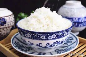 蒸米饭时，需要放盐还是放油？大厨教您一招，米饭香软还没硬芯图片