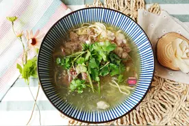 秋天干燥，隔三差五就给家人做碗牛肉汤，鲜香料足不油腻，暖脾胃图片