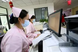 宝爸给娃取名“宇凡”，护士手误打错字，妈妈大喜：不用改就这了图片