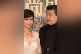 66岁赵雅芝近照罕曝，身段完美气质佳，丈夫肚腩抢镜显油腻图片