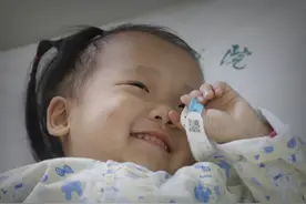 3岁女孩要变身奥特曼打败怪兽，妈妈说：女儿的坚强让我自愧不如图片