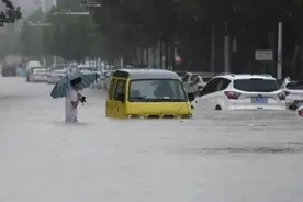 湖北多地遭特大暴雨，雨天泡过水的鞋袜，一定要做这件事图片