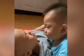 小舅舅睡醒找妈妈刚要哭，外甥含热泪“婴语”安抚：舅舅，我懂你图片